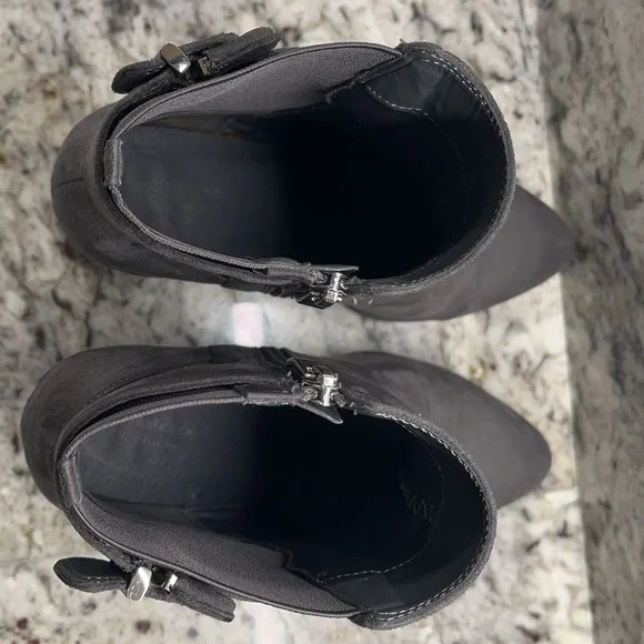 Liz Claiborne Temple Gray suede like stacked heel booties Size 9 1/2 - Picture 8 of 9
